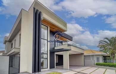 Imagem: A casa possui 4 Dormitórios, 5 Banheiros, 4 Vagas na garagem