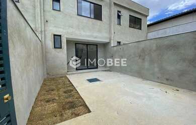 Imagem: A casa possui 3 Dormitórios, 3 Banheiros, 2 Vagas na garagem