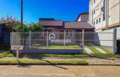 Imagem: A casa possui 2 Dormitórios, 2 Banheiros, 2 Vagas na garagem