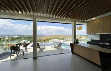 Imagem: A casa possui 5 Dormitórios, 4 Banheiros, 2 Vagas na garagem