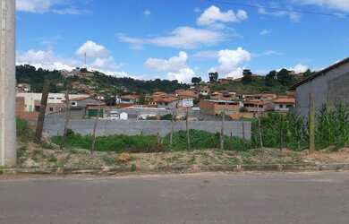 Imagem: O terreno possui 200m² de Área Privada e está localizado