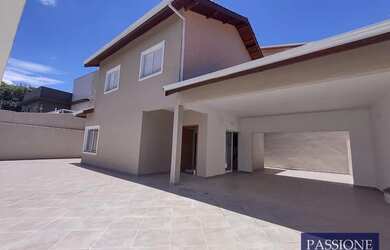 Imagem: A casa possui 3 Dormitórios, 3 Banheiros, 5 Vagas na garagem