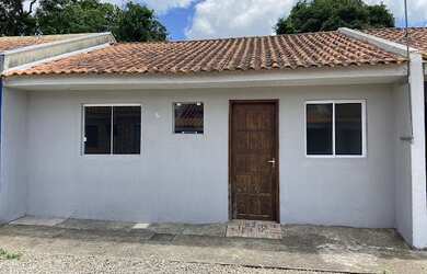 Imagem: A casa possui 2 Dormitórios, 1 Banheiro, 1 Vaga na garagem