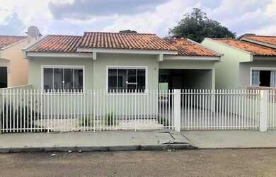 Imagem: A casa e está localizado em Espinheiros, Joinville à venda