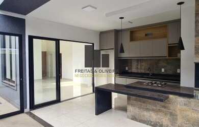 Imagem: A casa em condomínio possui 3 Dormitórios, 5 Banheiros, 2