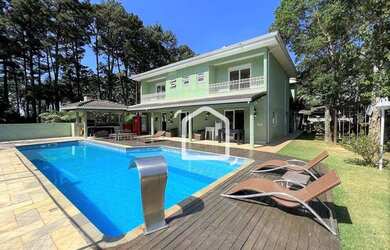 Imagem: A casa possui 4 Dormitórios, 5 Banheiros, 4 Vagas na garagem