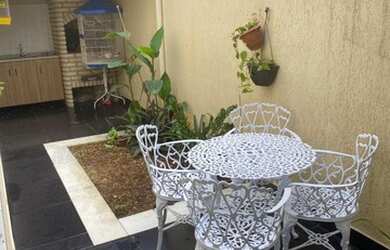 Imagem: A casa possui 3 Dormitórios, 2 Banheiros, 2 Vagas na garagem