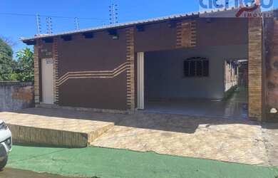 Imagem: A casa possui 4 Dormitórios, 3 Banheiros, 2 Vagas na garagem