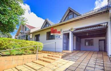 Imagem: A casa possui 3 Dormitórios, 2 Banheiros, 2 Vagas na garagem