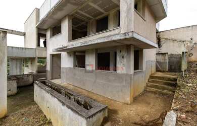 Imagem: A casa possui 3 Dormitórios, 4 Banheiros, 5 Vagas na garagem