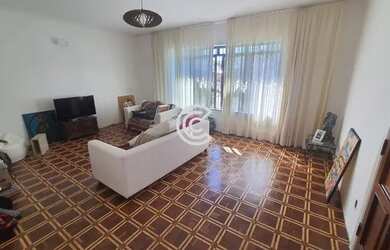 Imagem: A casa possui 5 Dormitórios, 3 Banheiros, 4 Vagas na garagem