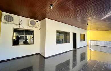 Imagem: A casa possui 4 Dormitórios, 3 Banheiros e 3 Vagas na garagem