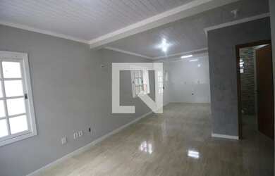 Imagem: A casa possui 2 Dormitórios, 2 Banheiros, 2 Vagas na garagem