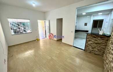 Imagem: A casa possui 3 Dormitórios, 2 Banheiros, 1 Vaga na garagem