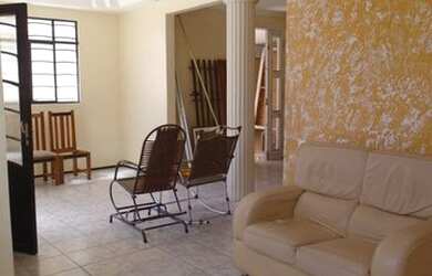 Imagem: A casa possui 4 Dormitórios, 3 Banheiros, 2 Vagas na garagem