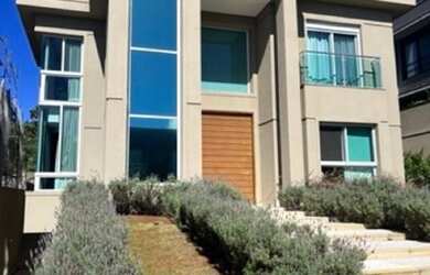 Imagem: A casa em condomínio possui 4 Dormitórios, 5 Banheiros, 3