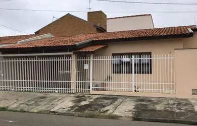 Imagem: A casa possui 2 Dormitórios, 1 Banheiro, 2 Vagas na garagem