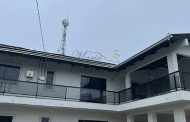 Imagem: A casa possui 1 Dormitório, 2 Banheiros, 2 Vagas na garagem