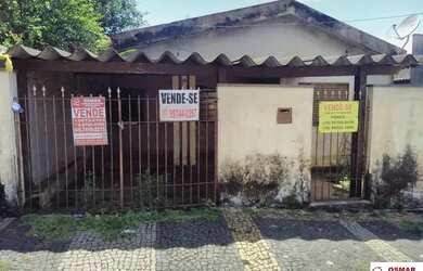 Imagem: A casa possui 3 Dormitórios, 1 Banheiro, 2 Vagas na garagem