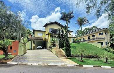 Imagem: A casa em condomínio possui 4 Dormitórios, 5 Banheiros, 368m²