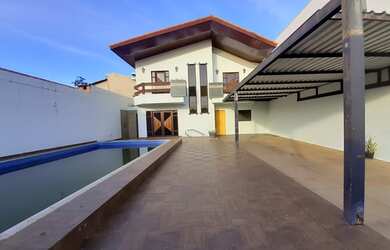 Imagem: A casa possui 4 Dormitórios, 3 Banheiros, 4 Vagas na garagem