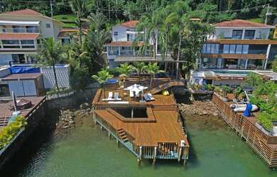 Imagem 1: Casa costeira contemporânea em condomínio exclusivo com heliponto