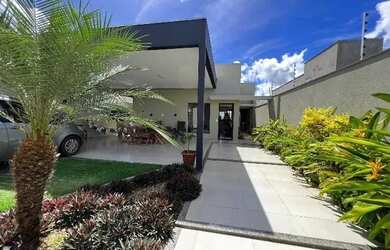 Imagem: A casa possui 3 Dormitórios, 2 Banheiros, 2 Vagas na garagem