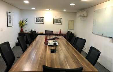 Imagem: O depósito possui 5 Vagas na garagem e 250m² de Área e está