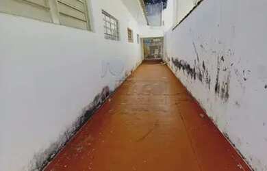 Imagem: O depósito possui 5 Vagas na garagem e 309m² de Área e está