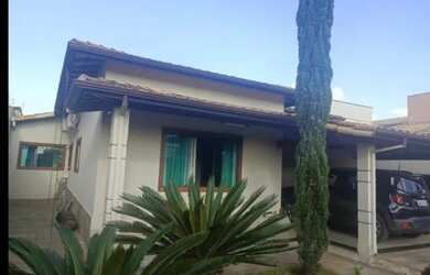 Imagem: A casa possui 4 Dormitórios, 2 Banheiros, 2 Vagas na garagem