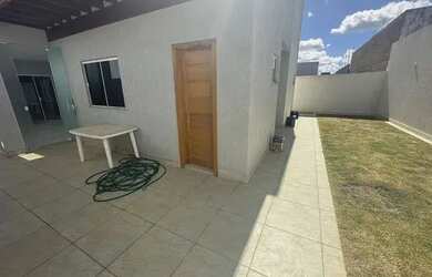 Imagem: A casa possui 2 Dormitórios, 2 Banheiros, 2 Vagas na garagem