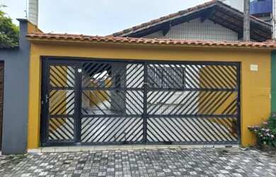 Imagem: A casa possui 3 Dormitórios, Acomodam 10 pessoas, 2 Vagas na