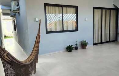 Imagem: A casa possui 3 Dormitórios, 2 Banheiros, 2 Vagas na garagem