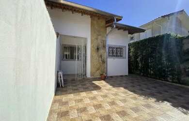 Imagem: A casa possui 2 Dormitórios, 1 Banheiro, 2 Vagas na garagem