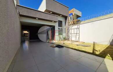 Imagem: A casa possui 3 Dormitórios, 2 Banheiros, 2 Vagas na garagem