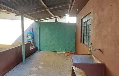 Imagem: A casa possui 1 Dormitório, 1 Banheiro, 1 Vaga na garagem