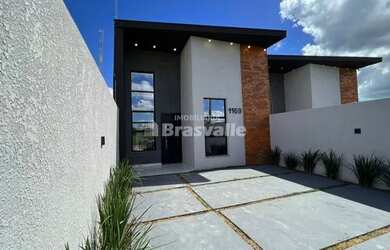 Imagem: A casa possui 3 Dormitórios, 2 Banheiros, 2 Vagas na garagem