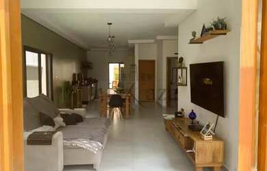 Imagem: A casa possui 3 Dormitórios, 3 Banheiros, 2 Vagas na garagem