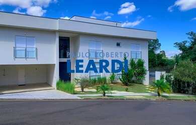 Imagem: A casa em condomínio possui 4 Dormitórios, 5 Banheiros, 4