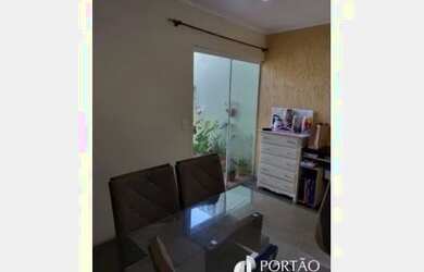 Imagem: A casa à venda possui 3 Dormitórios, 1 Banheiro, 2 Vagas na