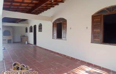 Imagem: A casa possui 2 Dormitórios, 1 Banheiro, 250m² de Área e