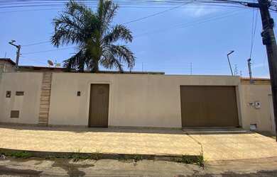 Imagem: A casa e possui 3 Dormitórios, 2 Banheiros, 3 Vagas na garagem