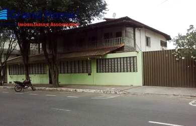 Imagem: A casa possui 5 Dormitórios, 1 Banheiro, 5 Vagas na garagem