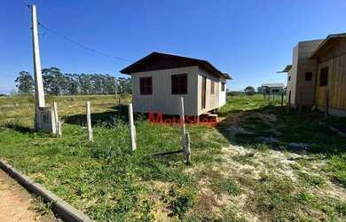 Imagem: A casa possui 2 Dormitórios, 1 Banheiro, 2 Vagas na garagem