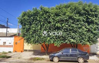 Imagem: A casa possui 4 Dormitórios, 2 Banheiros, 3 Vagas na garagem