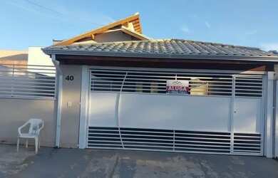 Imagem: A casa possui 2 Dormitórios, 3 Banheiros, 2 Vagas na garagem