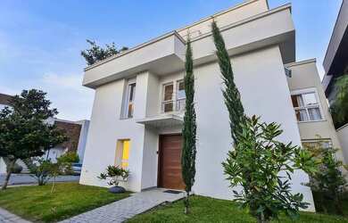 Imagem: A casa em condomínio possui 4 Dormitórios, 5 Banheiros, 4