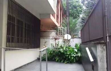 Imagem: A casa possui 4 Dormitórios, 3 Banheiros, 2 Vagas na garagem