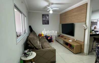 Imagem: A casa possui 2 Dormitórios, 2 Banheiros, 2 Vagas na garagem