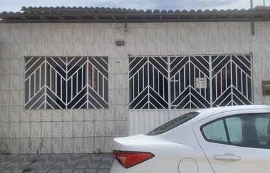 Imagem: A casa possui 3 Dormitórios, 2 Banheiros, 1 Vaga na garagem